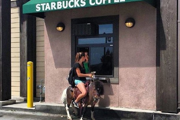 Esta chica paseando en un pony