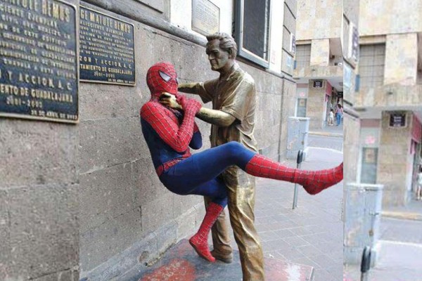 Esta estatua peleando con el hombre araña