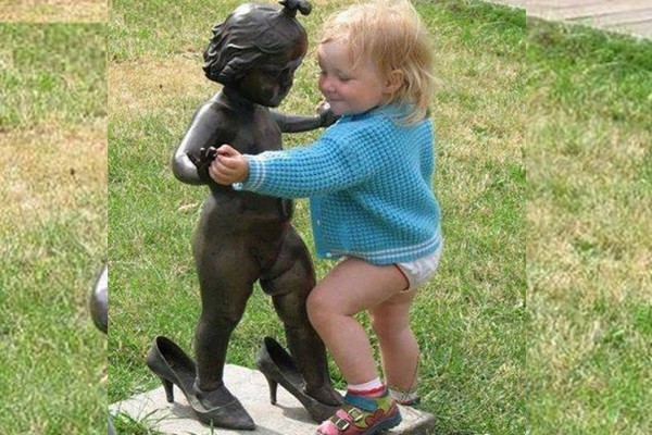 Esta pequeña bailando con una estatua