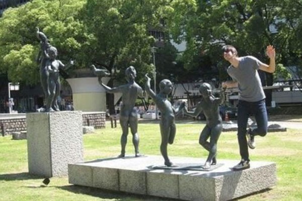 Este chico bailando con los niños