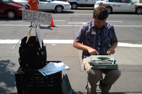 Este chico con su máquina de escribir