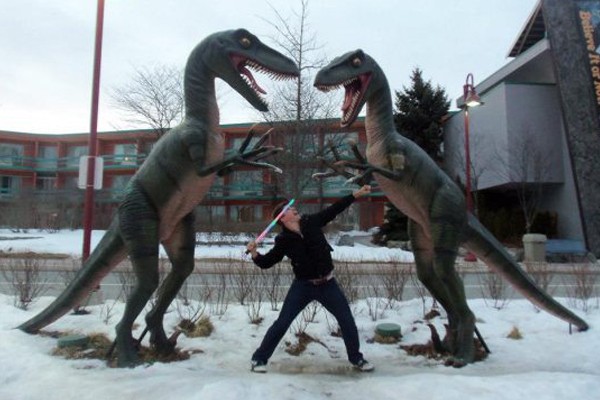 Este chico peleando con dinosaurios