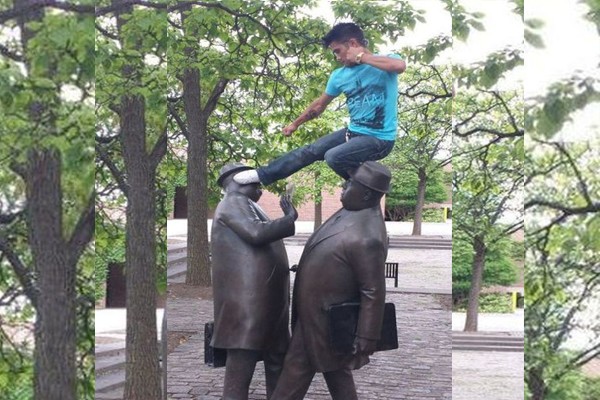Este chico peleando con dos estatuas