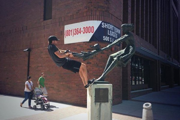 Este chico peleando por la niña