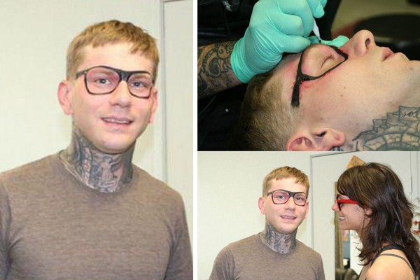 Este chico que se tatuó unos lentes