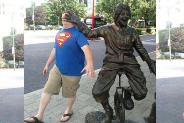 Este chico siendo golpeado por una estatua