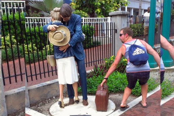 Este hombre robándose la maleta de las estatuas