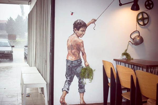 Este niño cargando plantas