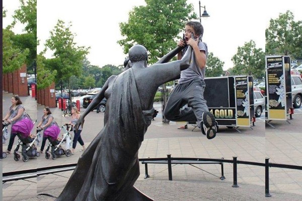 Este niño a punto de ser golpeado