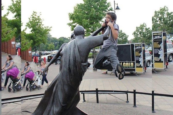 Este niño a punto de ser golpeado