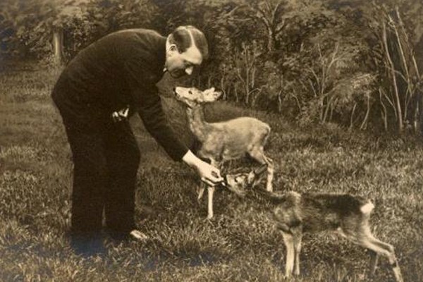 Hitler acariciando a unos venados