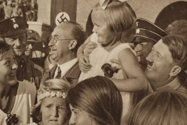 Hitler cargando a una niña
