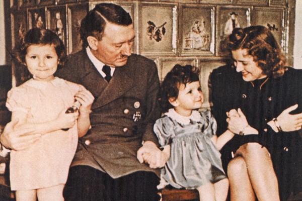 Hitler posando con su familia
