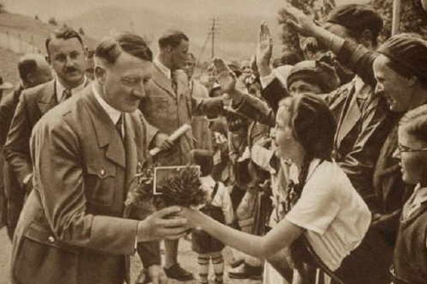 Hitler recibiendo flores de una niña