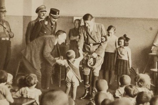 Hitler visitando a los niños estudiantes