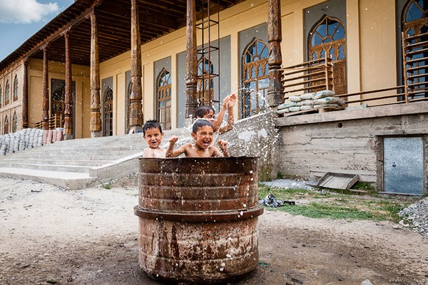 Jugando a las piscinas en Tayikistán