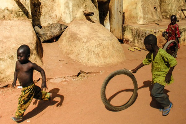 Jugando con llantas en Burkina Faso