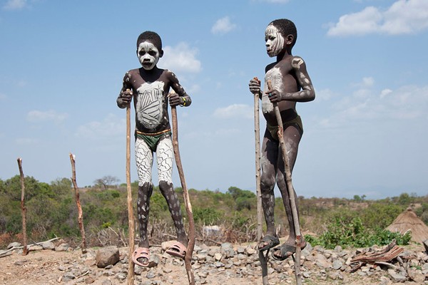 Jugando con zancos en Etiopía