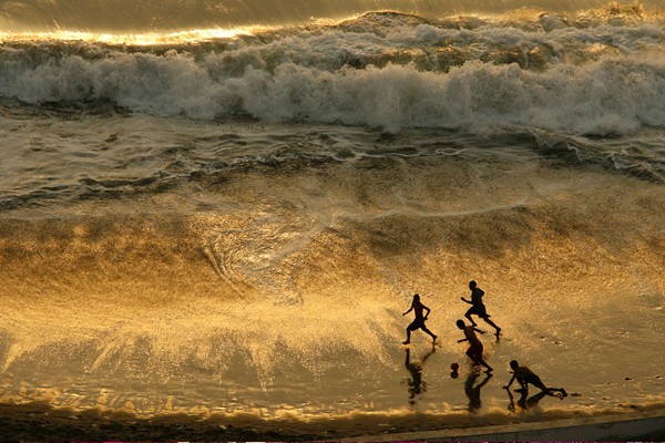 Jugando pelota en el mar de Perú