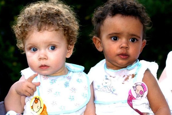 Los gemelos pueden ser de diferentes razas