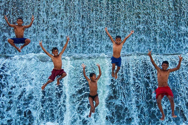 Los niños de Indonesia en el agua