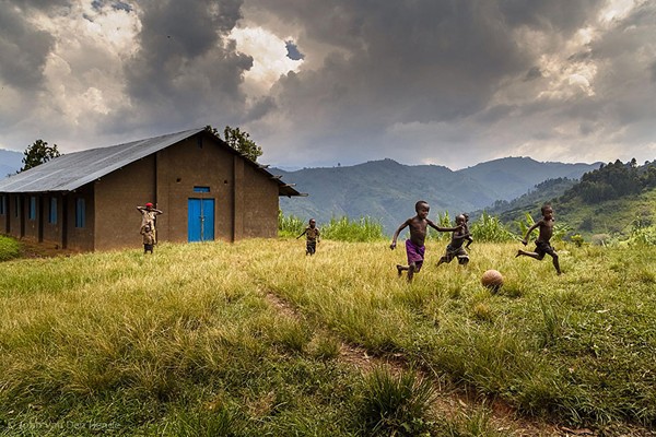 Los niños de Uganda jugando pelota