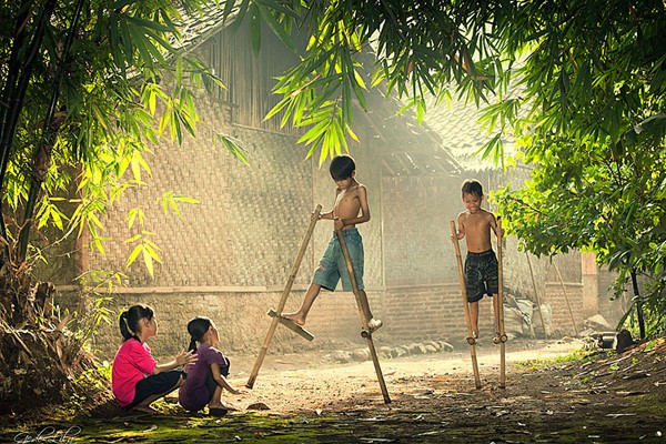 Niños de Indonesia jugando con zancos