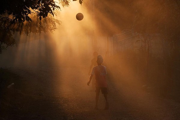 Niños de Rumania jugando fútbol