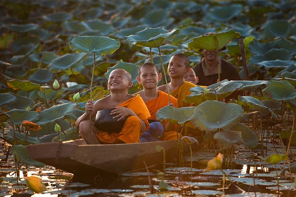 Niños tailandeses en una canoa