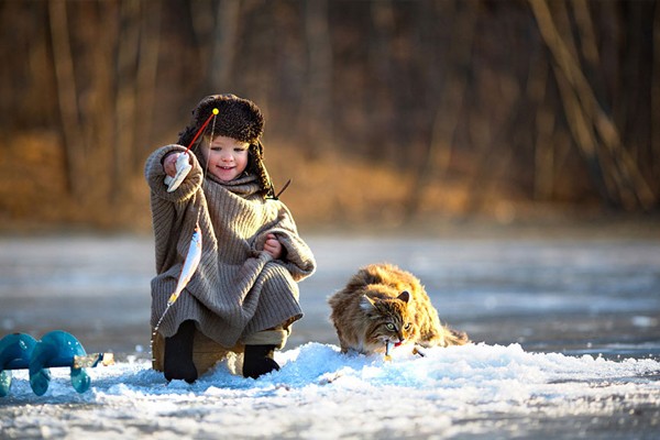 Pescando con su gato en Rusia