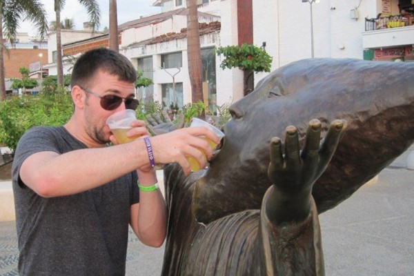 Tomando cerveza entre amigos