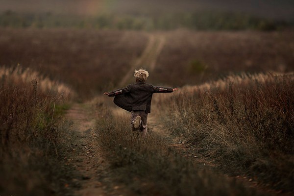 Un niño ruso corriendo en el campo