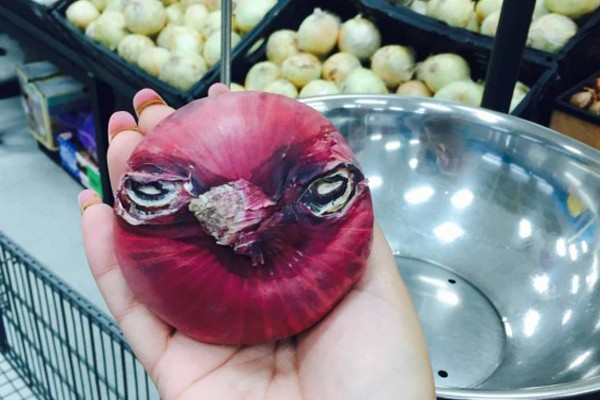 Una cebolla con cara de Angry Bird