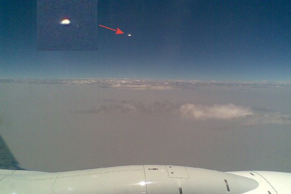 Una luz volando en el cielo