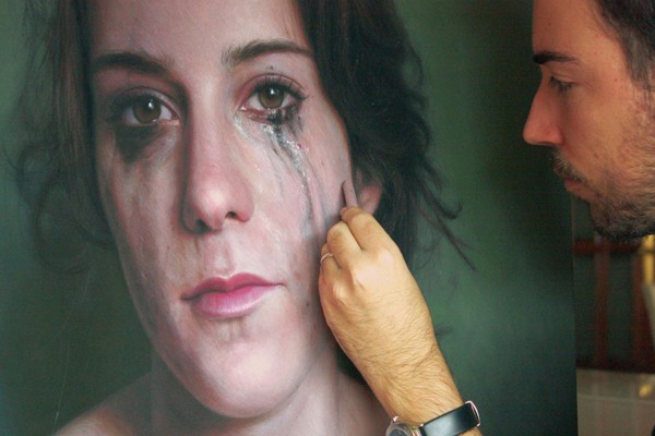 Una mujer llorando