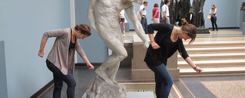 30 fotos creativas de personas posando con estatuas