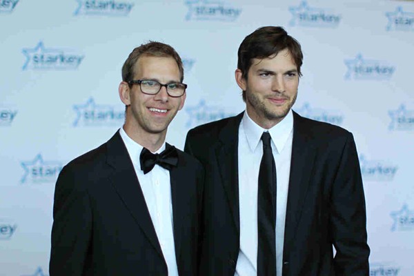 Ashton Kutcher tiene un gemelo