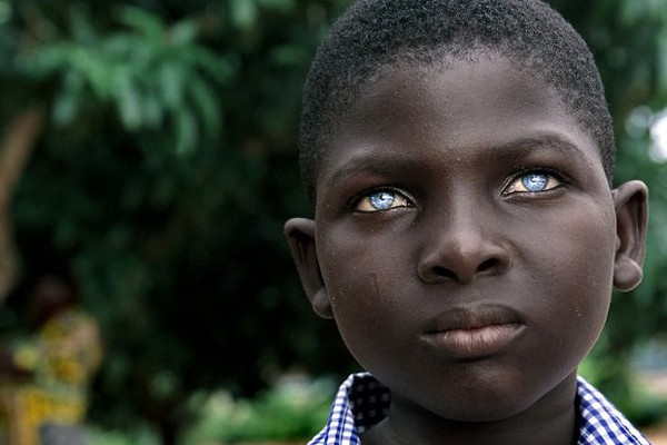 Este niño tiene el océano en la mirada