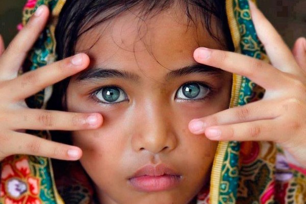Una niña con manto
