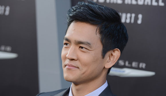 10. John Cho y Dwayne Johnson