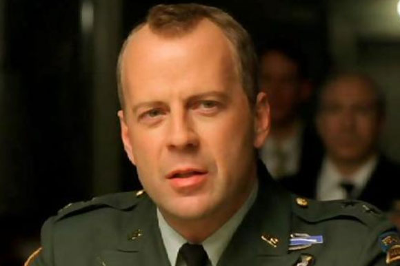 19. Bruce Willis y el general Douglas MacArthur