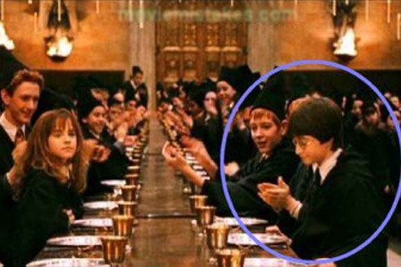 14. Harry se mueve al otro lado de la mesa