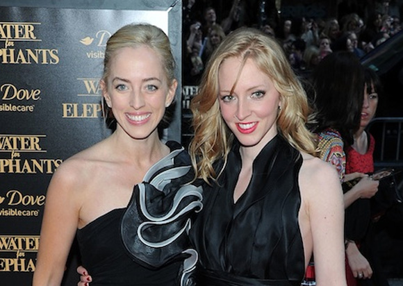 11. Lizzy y Victoria Pattinson