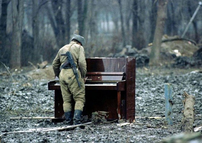 4. Soldado ruso ejecutando un piano