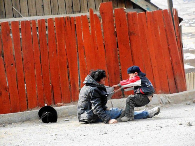 8. Un niño que carga a su padre alcohólico