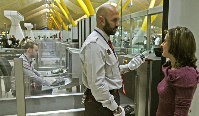 14. Truco para pasar botellas de agua en el control del aeropuerto