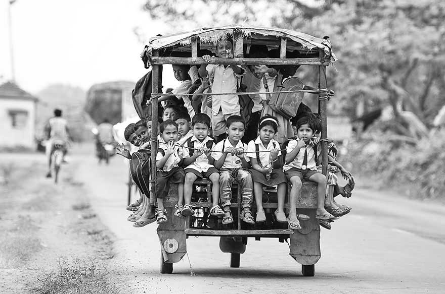 Bus escolar en Beldanga, India