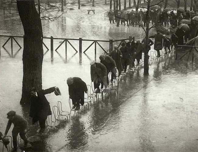 Un puente improvisado en pleno diluvio