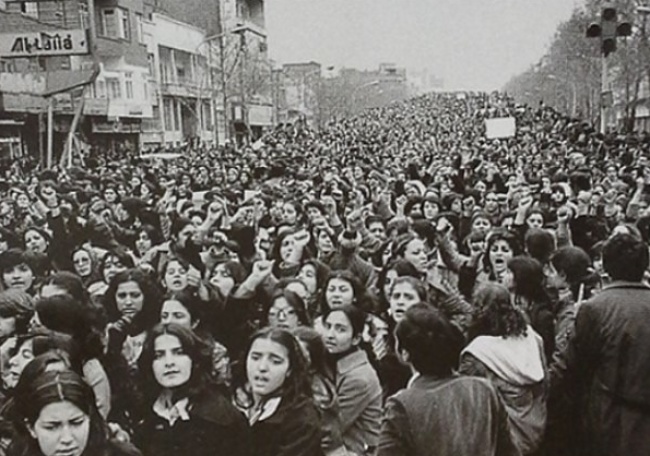 Mujeres protestando durante la Revolución Islámica