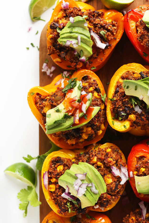 Pimentones rellenos de quinoa con aguacate y maiz